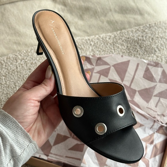 Black grommet low heel sandal - Picture 2 of 7